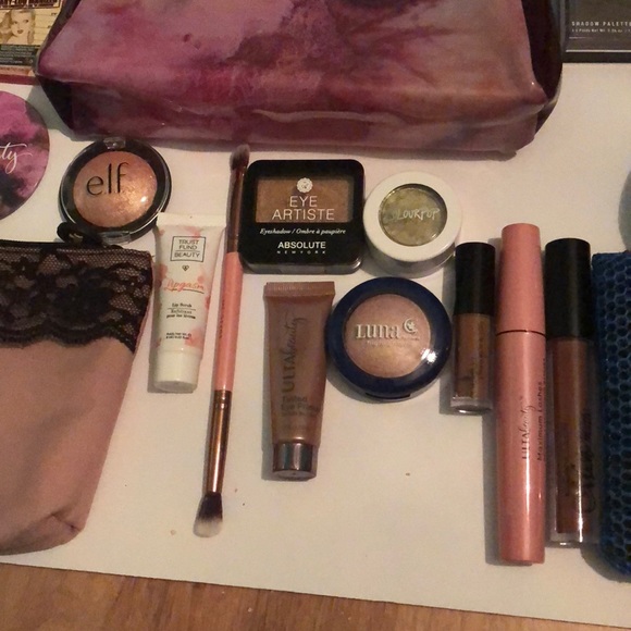 Makeup bundle NOT AVAILABLE - Picture 7 of 8
